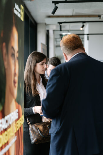 Menschen in Businesskleidung unterhalten sich